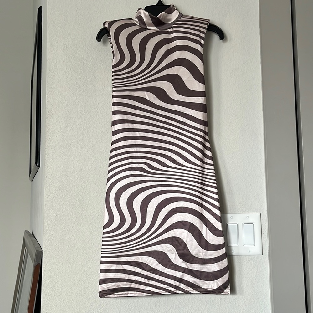 *BRAND NEW* ON SALE MINI MISSGUIDED DRESS!